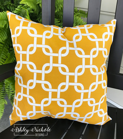 Outdoor Pillow - Yellow and White Links
