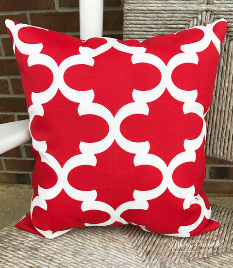 Outdoor Pillow - Flynn Rojo Red and White Quatrefoil